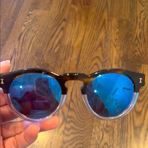 Illestava Leonard Stylish Blue Lens Sunglasses has scratches and leg uneven